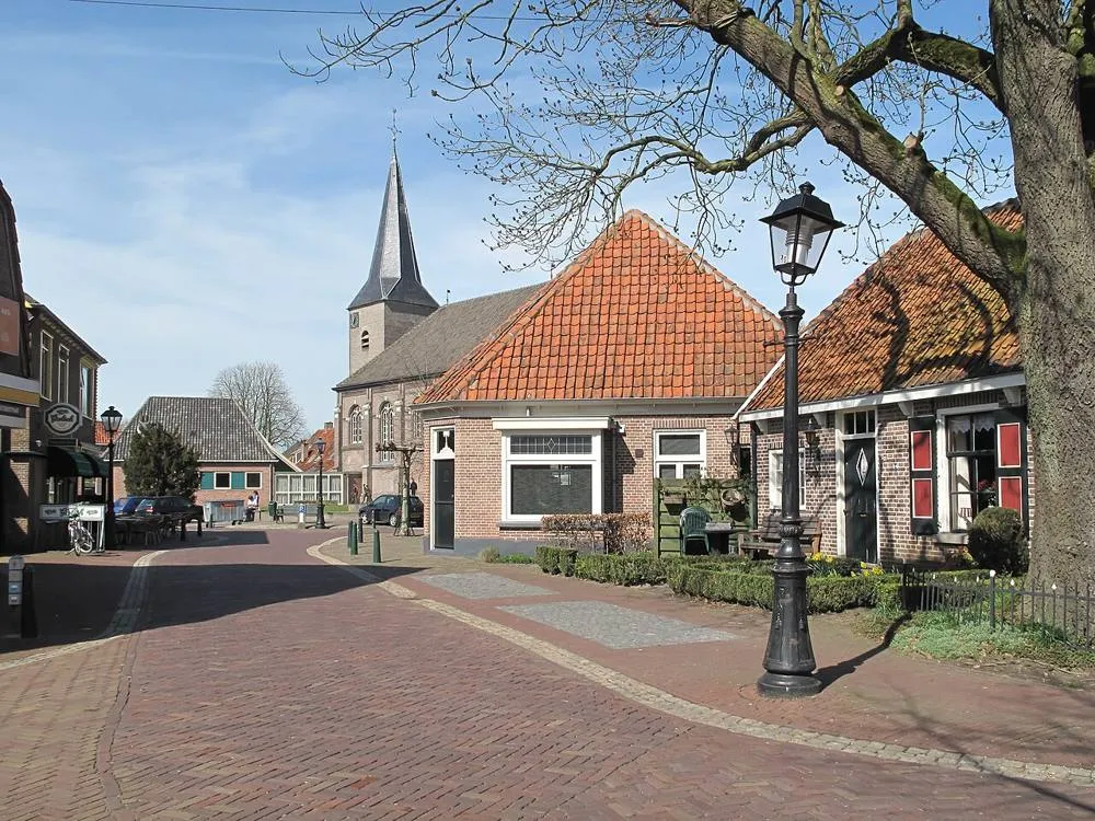 Gramsbergen: Gramsbergen, kerk in straatzicht foto4 2011-04-02 12.57